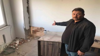Duvarı delerek girdikleri BBP il binasında ne varsa alıp götürdüler