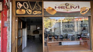 Duvarı delip, kuyumcuyu 15 dakikada soymuşlar