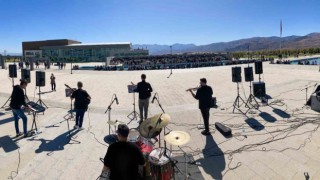 EBYÜde pop müzik konseri verildi
