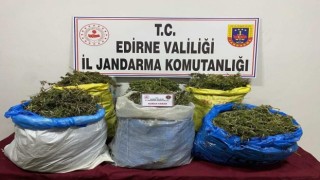 Edirne jandarması Meriç Nehrinde şişme bot içinde uyuşturucu ele geçirdi
