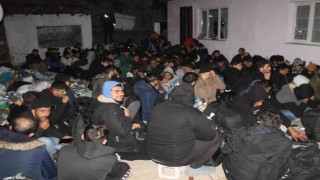 Edirnede bir evin bahçesinde onlarca göçmen yakalandı