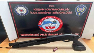 Edirnede lastiklerine ateş açılarak durdurulan otomobildeki 2 kişi gözaltına alındı