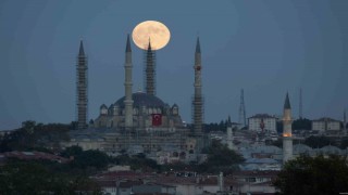 Edirnede Selimiye Camii ile dolunay manzarası mest etti