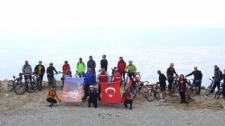 Egenin en yüksek noktasında Türk bayrağı açtılar