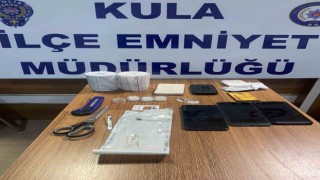 Ehliyet sınavına düzenekle girecekti, polisin dikkati sayesinde yakalandı