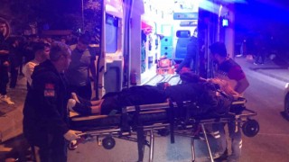Ehliyetsiz motosikletli, otomobil ile çarpıştı: 2 yaralı
