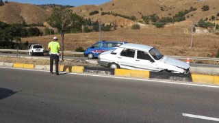 Ehliyetsiz sürücünün kullandığı araç otomobil ile çarpıştı: 2 doktor yaralı