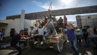 El Kassam Tugayları, İsrail askerlerini esir alıp tankları ele geçirdi