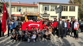 Elazığda 100. yılında Cumhuriyet yarışmasında dereceye giren öğrencileri ödüllendirdi