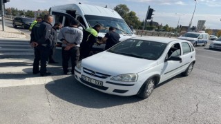 Elazığda minibüs ile otomobil çarpıştı: 3 yaralı