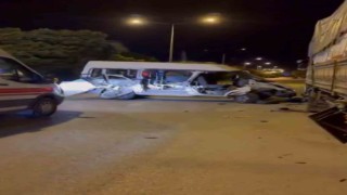 Elazığda minibüs park halindeki kamyona çarptı: 1 yaralı