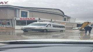 Elazığda öğrenci servisi yağmurla dolan çukura düştü