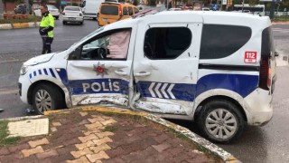 Elazığda polis aracı ile otomobil çarpıştı: 2 polis yaralandı