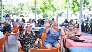 Emekliler Konyaaltı Belediyesinin konseriyle eğlendi