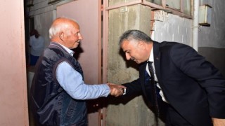 Emniyet Müdürü Aktaş şehit babasını ziyaret etti, elini öptü