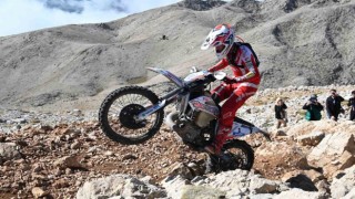Endurocular deniz seviyesinden 2 bin 365 metre yükseklikteki Tahtalı Dağının zirvesine çıktı