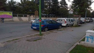 Engelli rampasının önüne park edilen araç tepki çekti