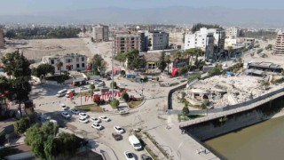 Enkaz kent bayraklarla donatıldı