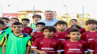 Enkaz kentte, genç futbolcular aylar sonra top başı yaptı