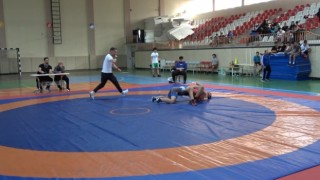 Erzincanda 100. Yıl Cumhuriyet Kupası Güreş Turnuvası düzenlendi