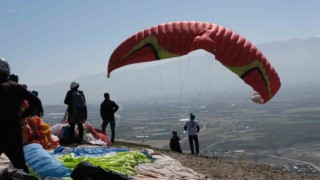 Erzincanda yamaç paraşütü heyecanı sürüyor