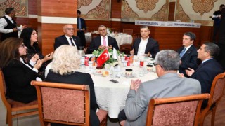 Esenyurt Belediye Başkanı Deniz Bozkurt, muhtarlarla bir araya geldi