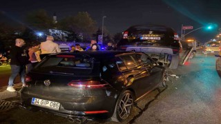 Esenyurtta kırmızı ışıkta bekleyen motosiklete otomobil arkadan çarptı: 1 ağır yaralı