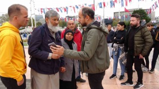 Eşinin çantasını soymaya çalışan kadını yakalayarak polise teslim etti