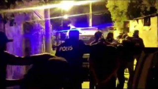 Eve gelen davetsiz misafirler polis çıkınca tüm planlar alt üst oldu