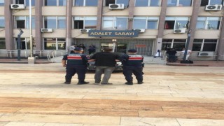 Evin çatısına saklanan hırsızlık şüphelisi, kıskıvrak yakalandı