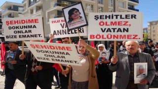 Evlat nöbetindeki anne Nazlı Sancar: “Teröristler yine gerçek yüzünü gösterdi. Gençlerimiz PKKya, HDPye inanmasınlar