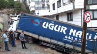 Eyüpsultanda ara sokakta sıkışan tır 18 saattir kurtarılamıyor