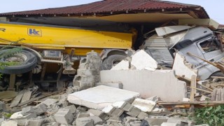 Facia teğet geçti: Hafriyat kamyonu eve daldı