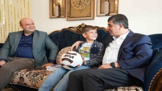 Fadıloğlundan Ali Kaana tablet ve futbol topu