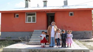 Fedakar öğretmen, köy okulunun deposunu sınıfa dönüştürdü