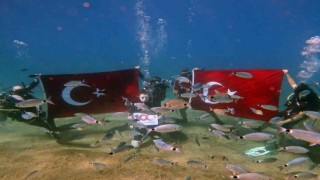 Fethiyede Cumhuriyetin 100. yılı deniz dibinde kutlandı