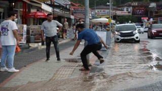 Fethiyede sağanak yağış etkili oldu