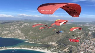 Fethiyede üiversite öğrencileri Tür Bayrakları ile uçuş yaptı