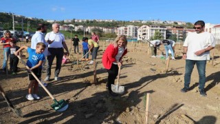 Fidanlar şehitler için toprakla buluşturuldu