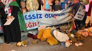 Filistinde katledilen çocukların sesi olup, yere oyuncak attılar