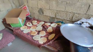 Filistinli aile Gazze Şeridindeki ekmek krizini çözmek için kil fırın kullanmaya başladı