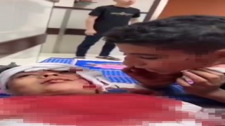 Filistinli çocuğun yaralı kardeşine şehadet getirmeyi öğrettiği anlar yürek burktu