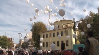 Filistinli şehit çocuklar için gökyüzüne beyaz balonlar bırakıldı