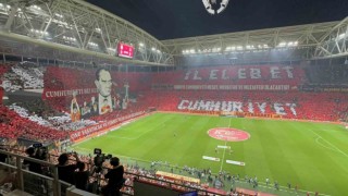 Galatasaray taraftarından Cumhuriyetin 100. yılına özel koreografi