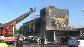 Gaziantepte yangın paniği: Park halindeki 5 araç küle döndü