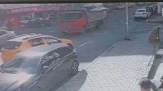 Gaziosmanpaşada hafriyat kamyonu 4 aracı çarptı: 1i ağır 2 kişi yaralı