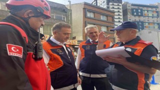Gaziosmapaşada gerçeği aratmayan deprem tatbikatı: Hasarlı binada mahsur kalanlar kurtarıldı