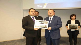 Gediz Halk Eğitim Merkezine altın rozet