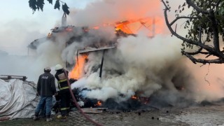 Gedizde ahşap bina yangında küle döndü