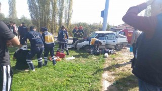 Gedizde iki otomobil çarpıştı: 3 yaralı